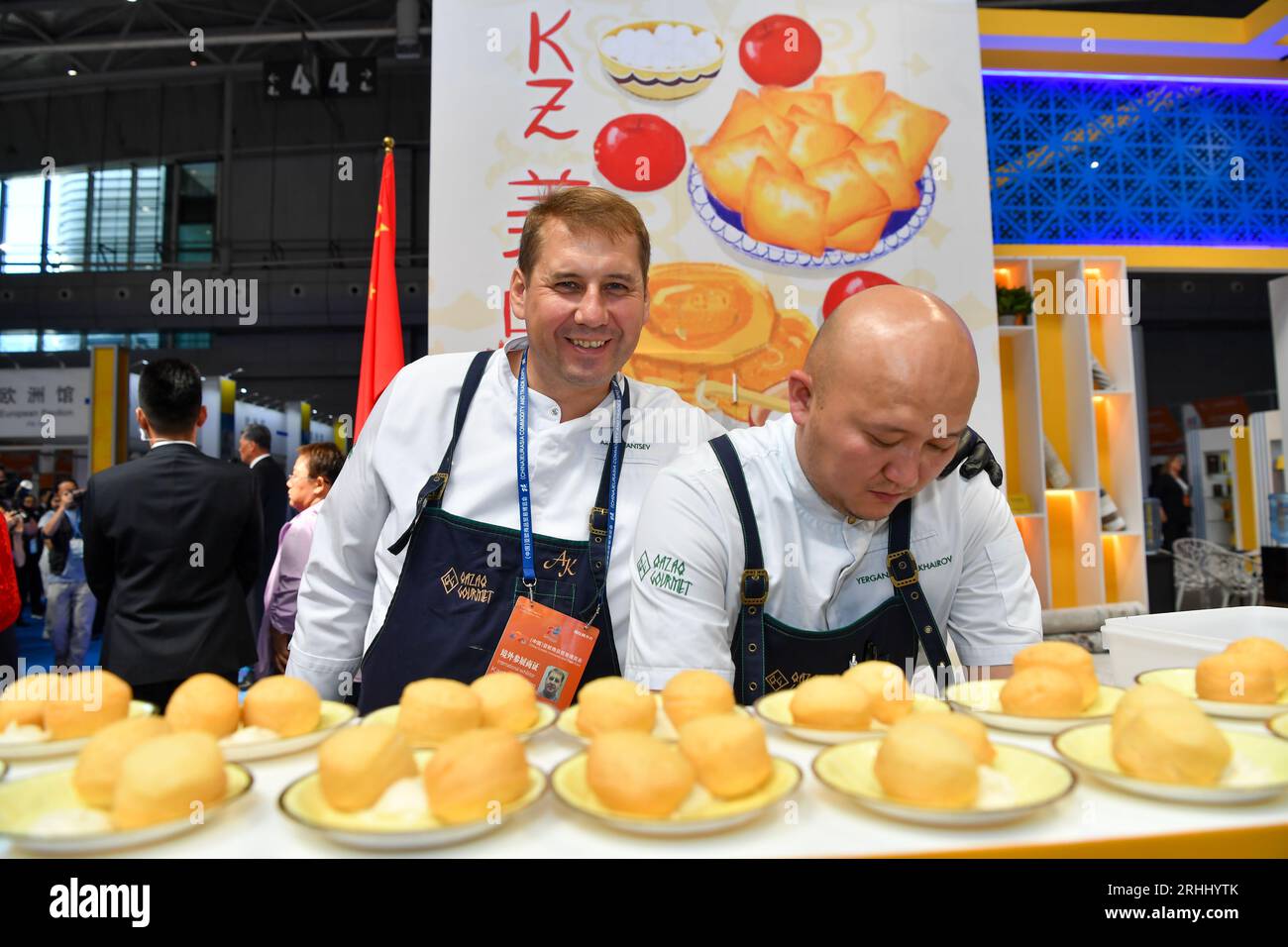 Urumqi, regione autonoma cinese di Xinjiang Uygur. 17 agosto 2023. Gli chef del Kazakistan preparano specialità alimentari all'Eurasia Commodity and Trade Expo (EACT Expo) 2023 a Urumqi, nella regione autonoma Xinjiang Uygur della Cina nord-occidentale, 17 agosto 2023. Oltre 1.300 imprese hanno partecipato all'expo di cinque giorni, che ha avuto inizio giovedì a Urumqi. Crediti: Zhao GE/Xinhua/Alamy Live News Foto Stock