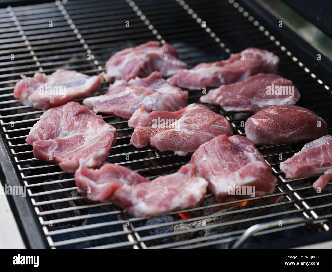 Cucina biologica di carne di maiale su una griglia barbecue. Primo piano. Foto Stock