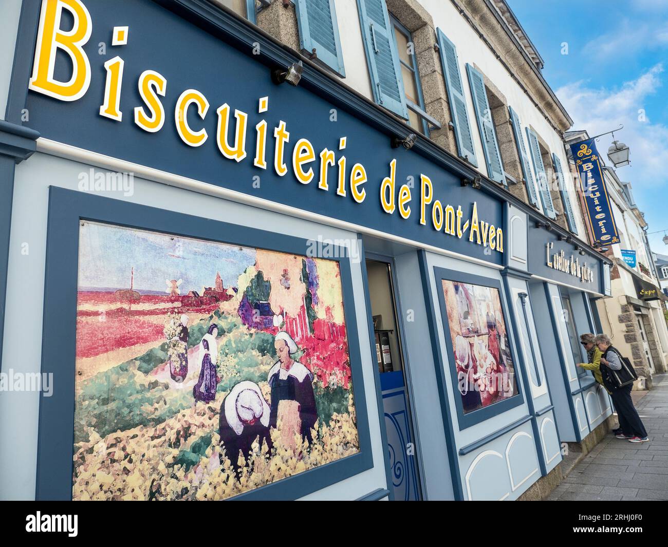 PONT AVEN negozio di «Biscuiterie» che vende galette, biscotti, torte, porcellana, specialità shop.Pont-Aven Bretagna Francia Foto Stock