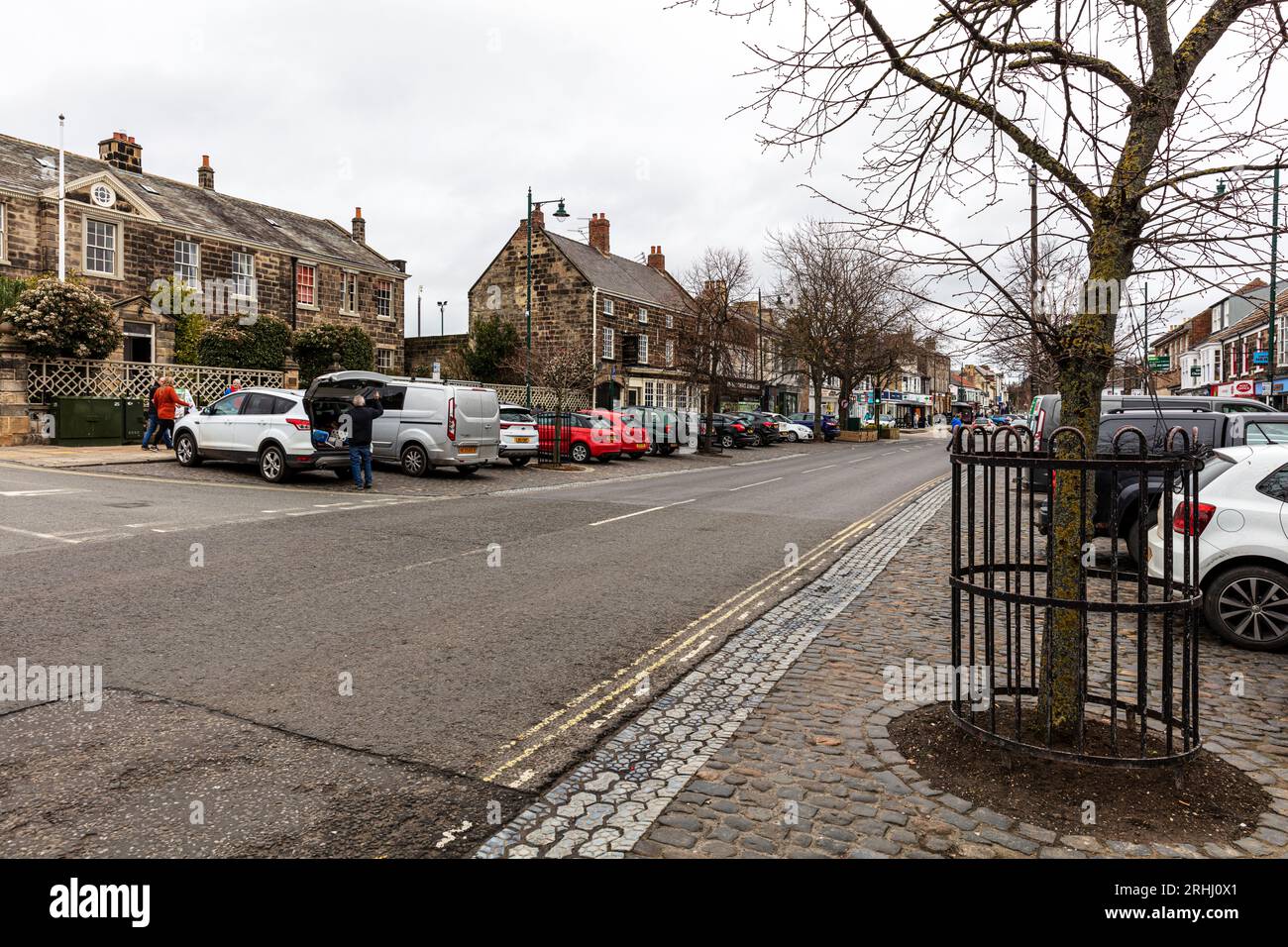 Guisborough Town, Yorkshire, Inghilterra questa è la trafficata strada principale di Guisborough Town nella contea dello Yorkshire in Inghilterra. Guisborough è un mercato Foto Stock