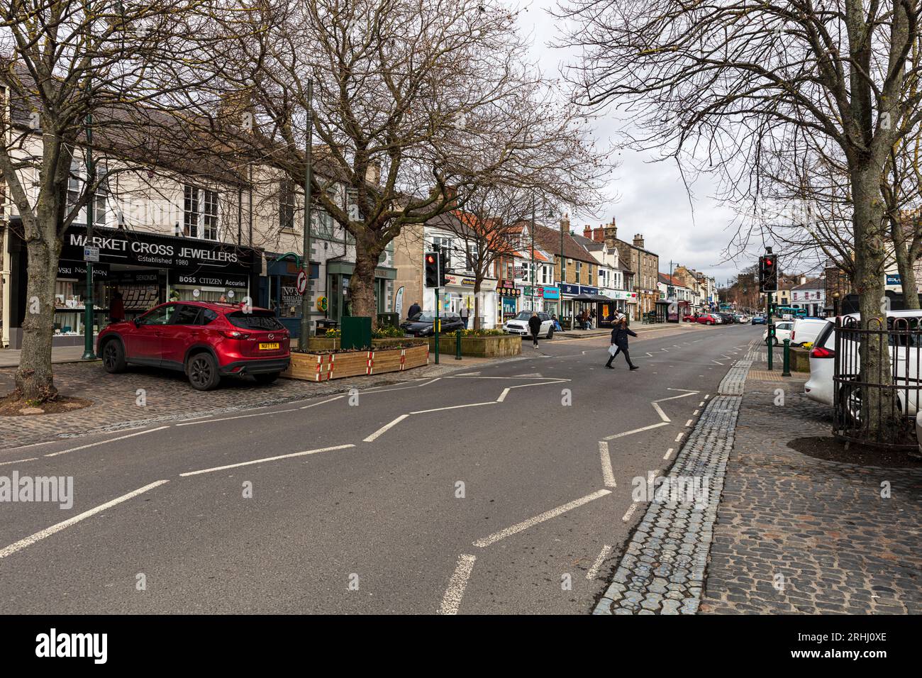 Guisborough Town, Yorkshire, Inghilterra questa è la trafficata strada principale di Guisborough Town nella contea dello Yorkshire in Inghilterra. Guisborough è un mercato Foto Stock