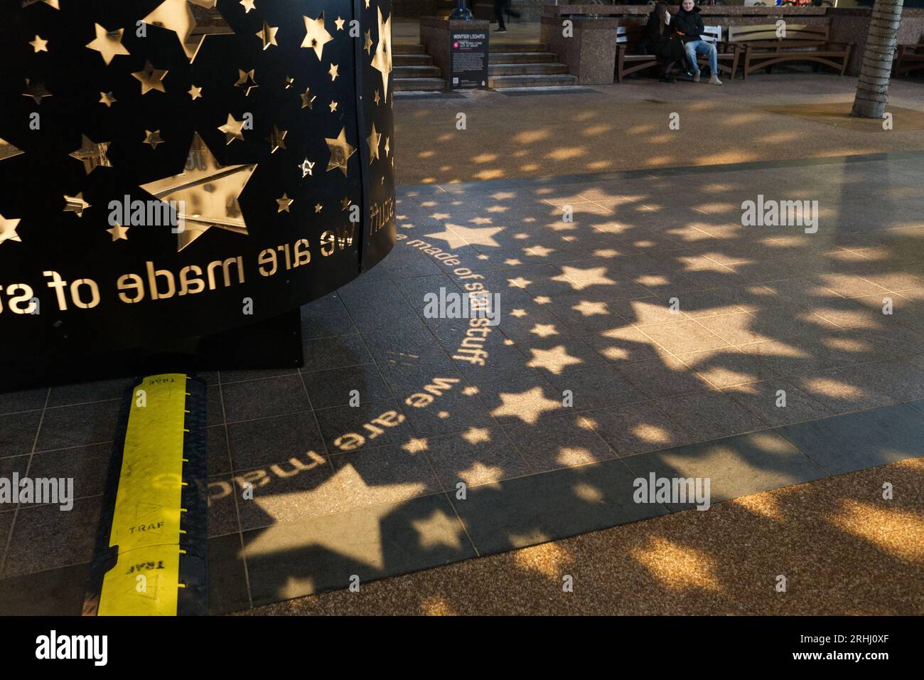 Cilindro rotante che proietta "We Are Made Out of Star Stuff" Carl Sagan citazione - Canary Wharf Winter Lights Art Festival 2023 Foto Stock