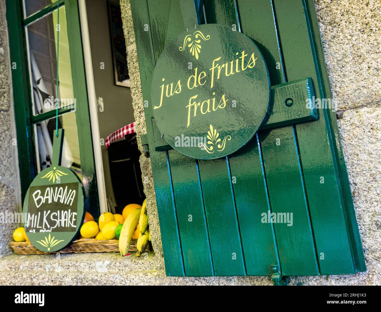 Succo di frutta fresca francese e frullato di banana in vendita fuori dalla semplice casa di Concarneau, che produce un'attività di successo dal turismo della Bretagna in Francia Foto Stock