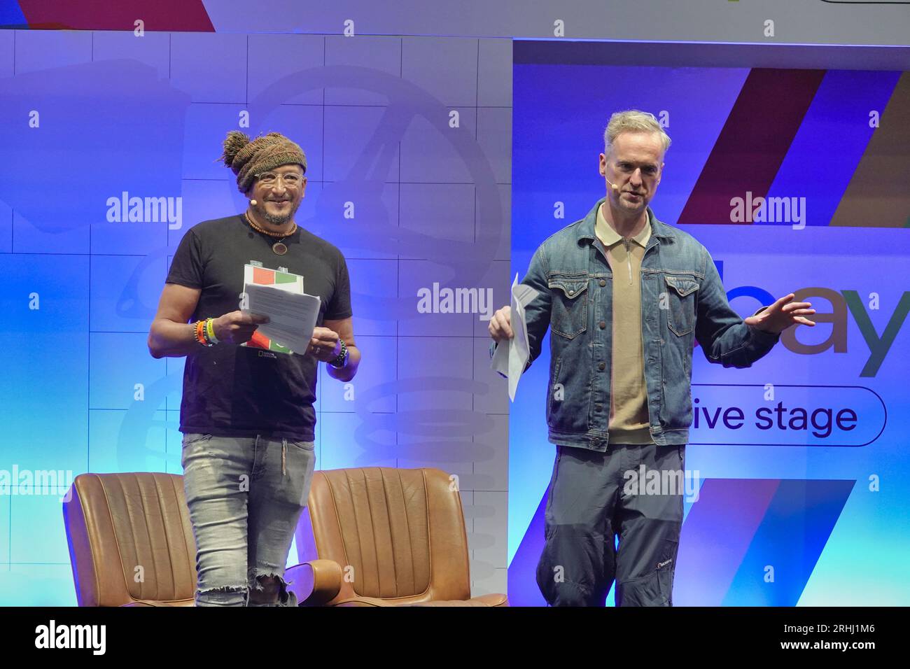 Farnborough, Hants, Regno Unito. 17 agosto 2023. Scene del primo giorno del British Motor Show all'aeroporto internazionale di Farnborough la nostra foto mostra: Tim Shaw e Fuzz Towhshend di eBayÕs 'Car SOS' accolgono gli appassionati di auto sul palco nella sala principale credito: Motofoto/Alamy Live News Foto Stock