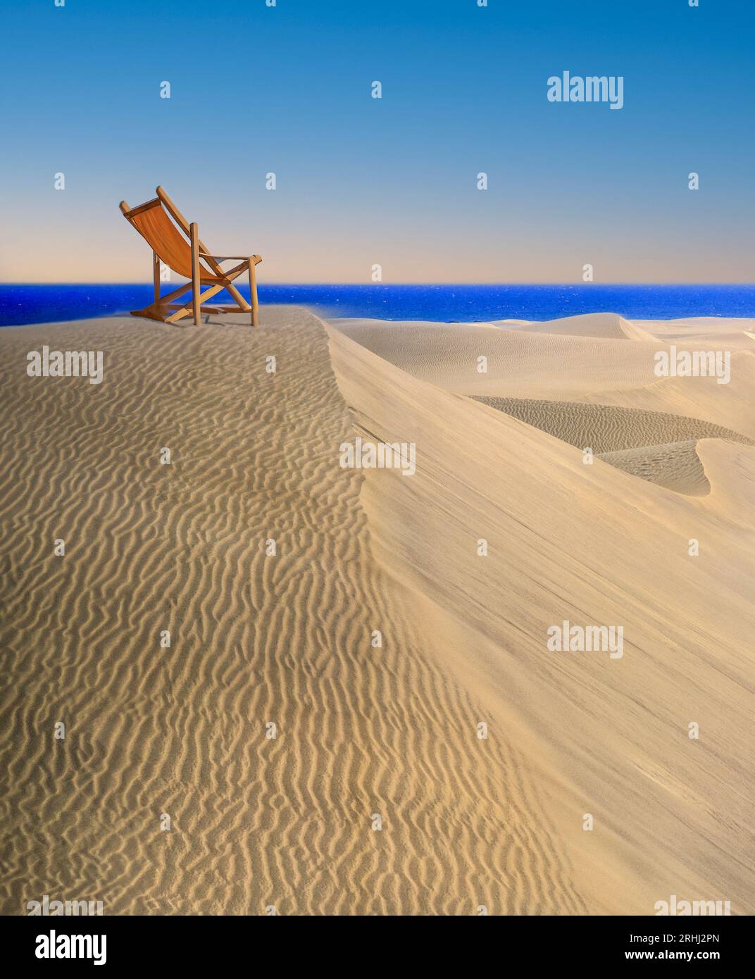 Sdraio spiaggia di dune di sabbia vista mare, sole, cielo blu, sole, sole, sole, sole e cielo unico, vacanza "lontano da tutto", riposo, relax e relax Foto Stock