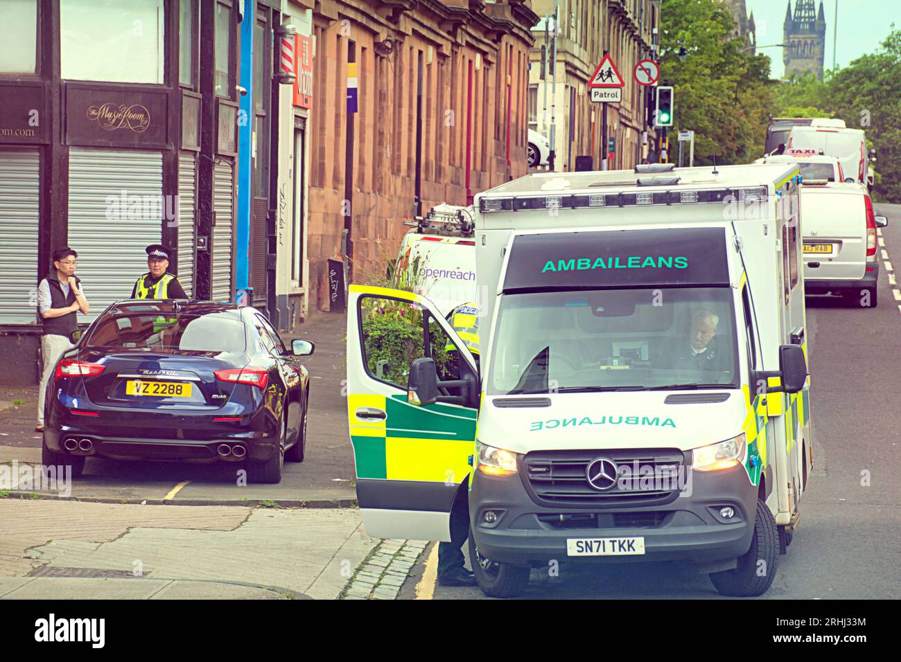 Glasgow, Scozia, Regno Unito. 17 agosto 2023. L'incidente stradale della polizia ha visto un'ambulanza e dei veicoli della polizia assistere alla West Graham Street nei cowcadden questo pomeriggio. Credit Gerard Ferry/Alamy Live News Foto Stock