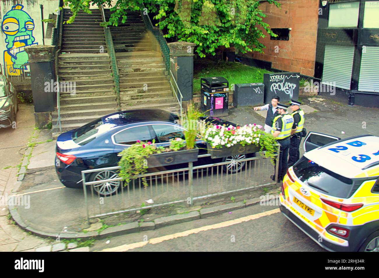 Glasgow, Scozia, Regno Unito. 17 agosto 2023. L'incidente stradale della polizia ha visto un'ambulanza e dei veicoli della polizia assistere alla West Graham Street nei cowcadden questo pomeriggio. Credit Gerard Ferry/Alamy Live News Foto Stock