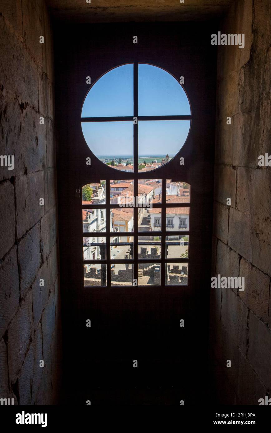 Beja, Portogallo - 27 luglio 2023: Finestra interna torre fortezza, Beja, Baixo Alentejo, Portogallo Foto Stock