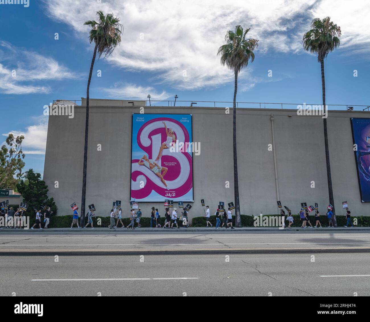 Burbank, CA, USA – 26 luglio 2023: I membri della Writers Guild of America, SAG e AFTRA attaccano fuori dallo studio Warner Brothers a Burbank, CALIFORNIA. Foto Stock