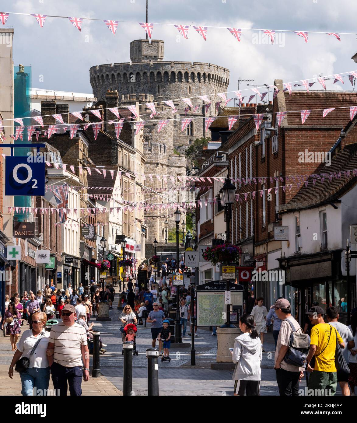 La Torre Rotonda del Castello di Windsor sorge sulla principale via dello shopping della città, Peascod Street. Windsor, Berkshire, Regno Unito. Foto Stock