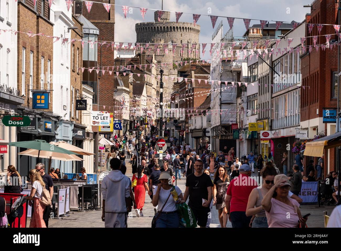 La Torre Rotonda del Castello di Windsor sorge sulla principale via dello shopping della città, Peascod Street. Windsor, Berkshire, Regno Unito. Foto Stock