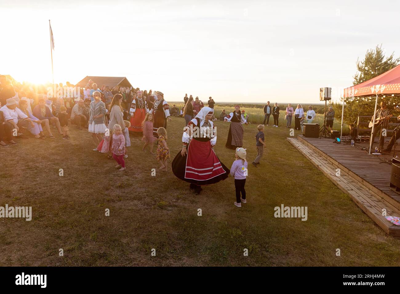 Gente del posto su una collina vicino alla Torre di osservazione di Meremäe che celebra la festa nazionale estone chiamata Jaanipaev o leedopaev e danza, paese di Seto, Estonia Foto Stock