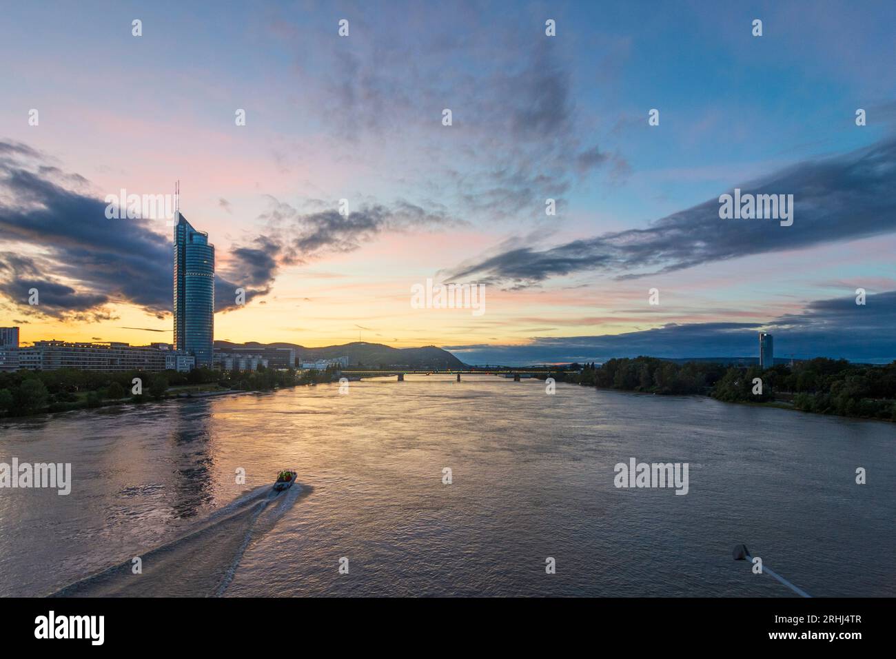 Vienna: fiume Donau (Danubio), Millennium Tower, ponte Nordbahnbrücke, battello di salvataggio, isola Donauinsel (destra), tramonto tra 20. Brigittenau, Wien, Austri Foto Stock