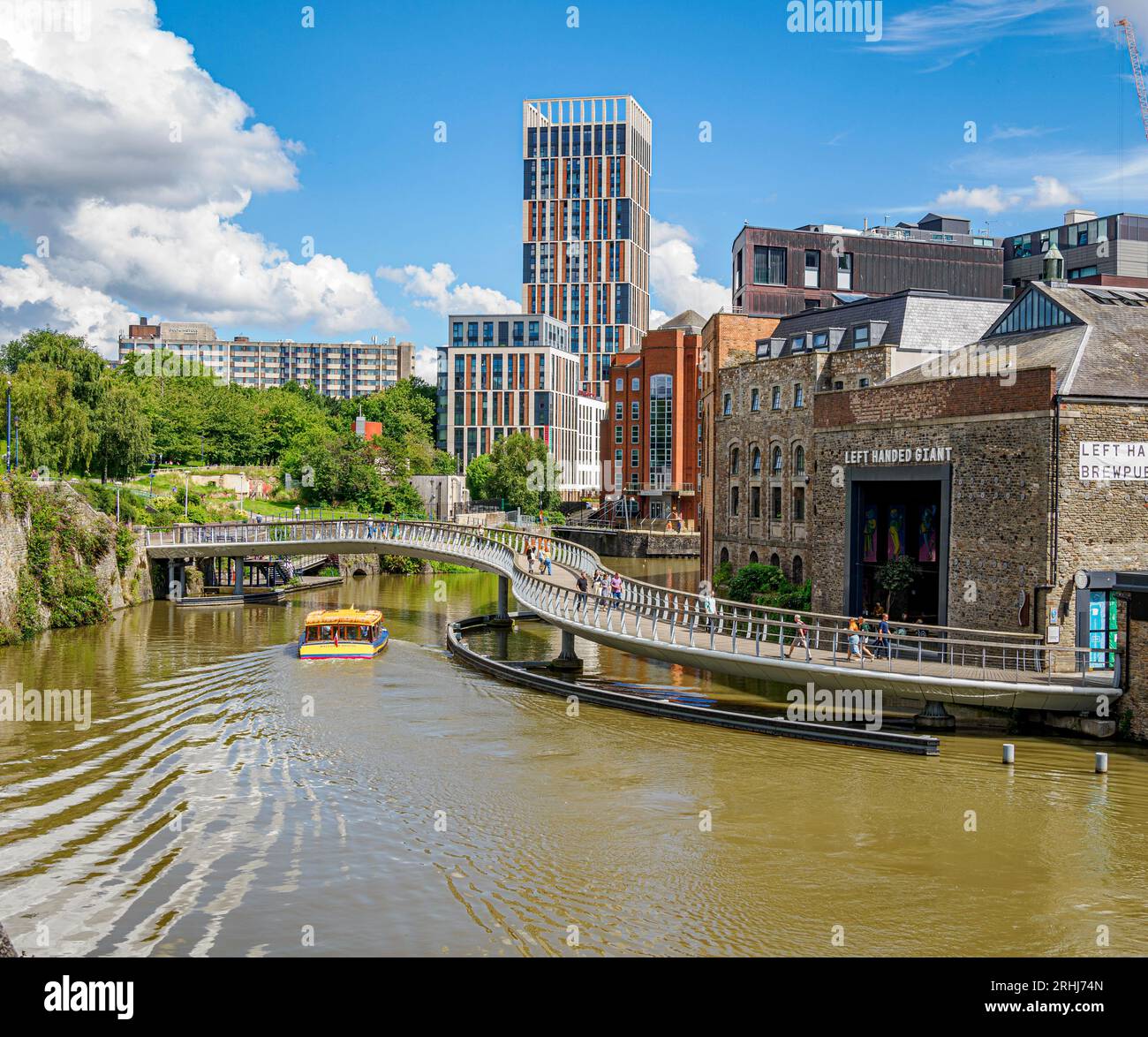 Traghetto Bristol Ferry Boats Waterbus che naviga sotto il ponte del castello attraverso il porto galleggiante di Bristol Foto Stock