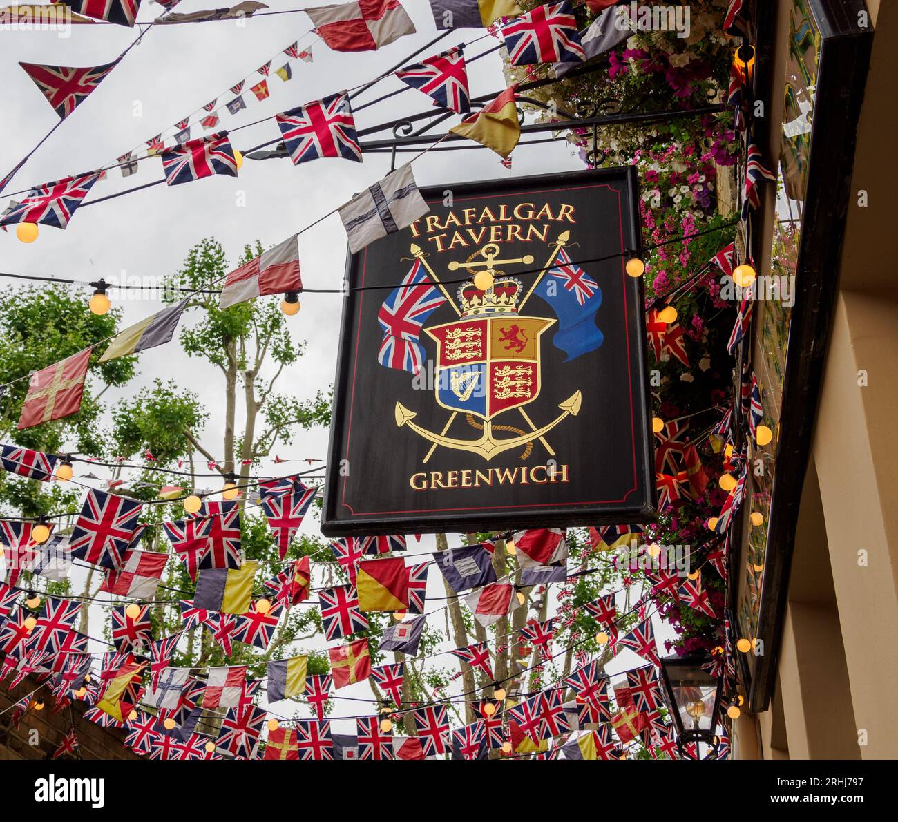 Cartello del pub della Trafalgar Tavern a Greenwich con Union Jack e bunting marittimo - London UK Foto Stock