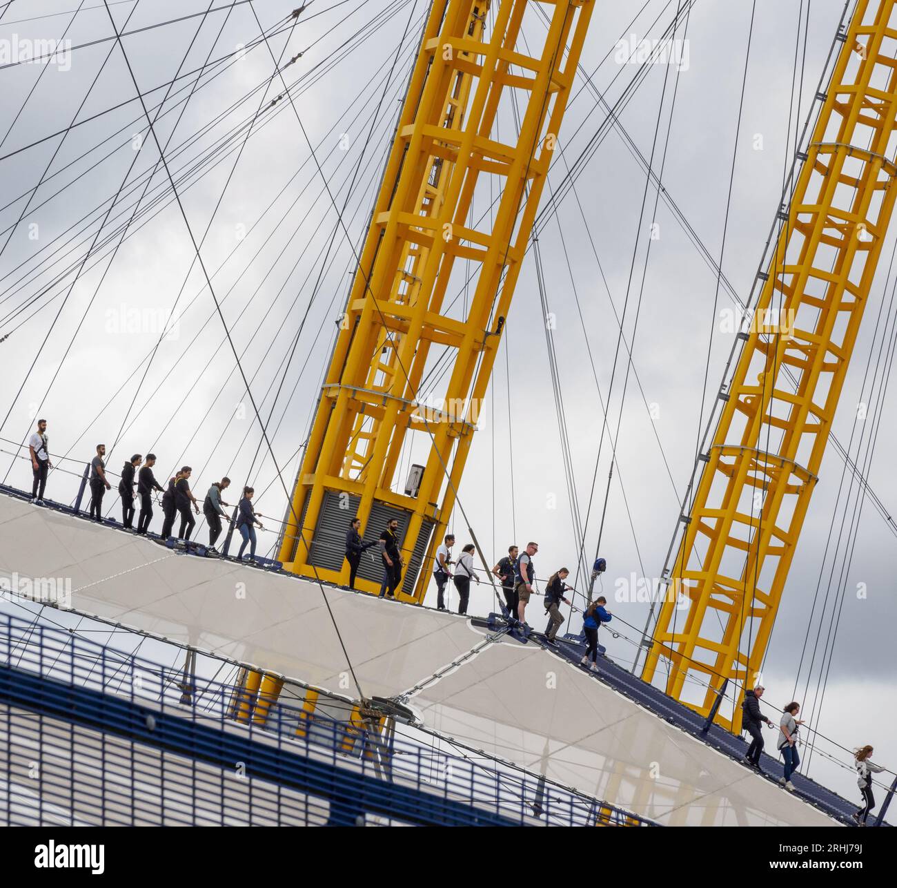Persone che camminano sul tetto dell'O2 Dome sulla Up alla O2 Walk a Greenwich Londra Regno Unito Foto Stock