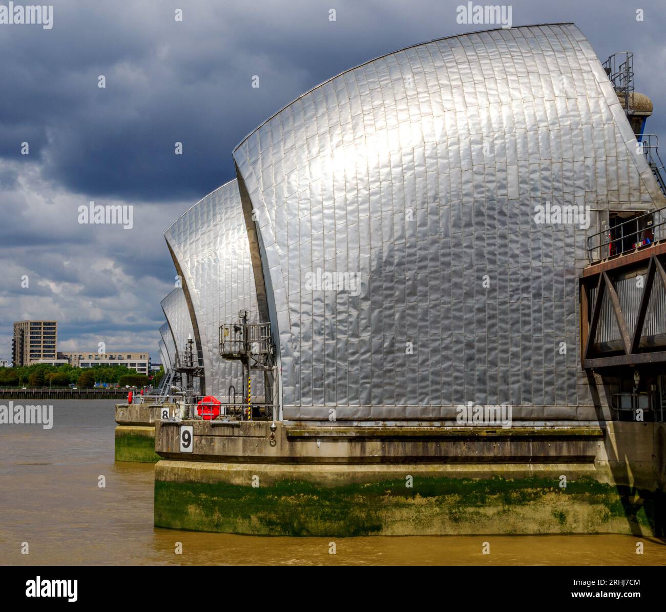 La barriera del Tamigi inonda la difesa sul Tamigi a Woolwich, Londra, Regno Unito Foto Stock