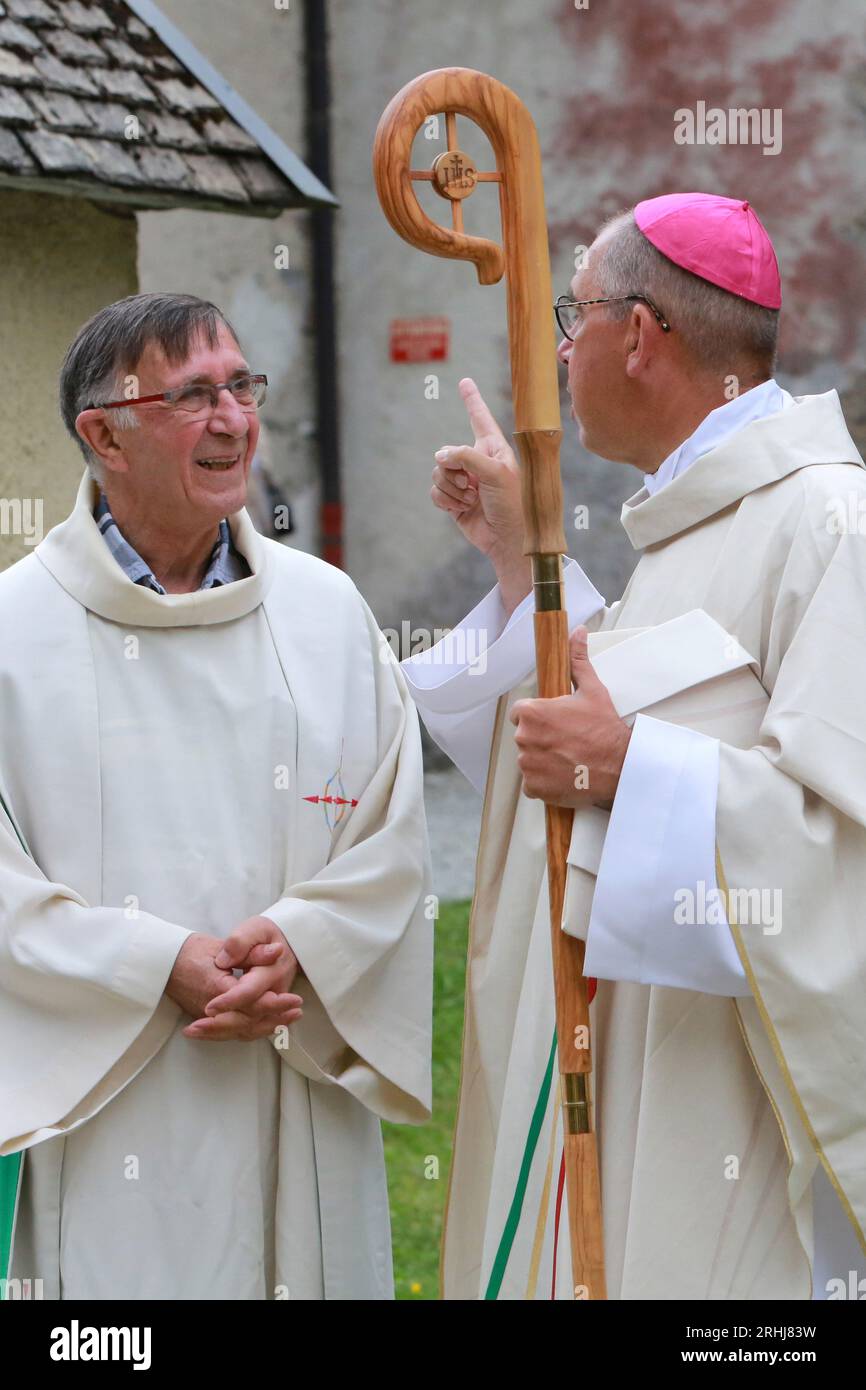 Père Henri Duperthuy, curé et Monseigneur Matthieu Rougé, évêque de Nanterre. Messe de l'Assomption. Eglise Notre-Dame de la Gorge. Les Contamines-Mon Foto Stock