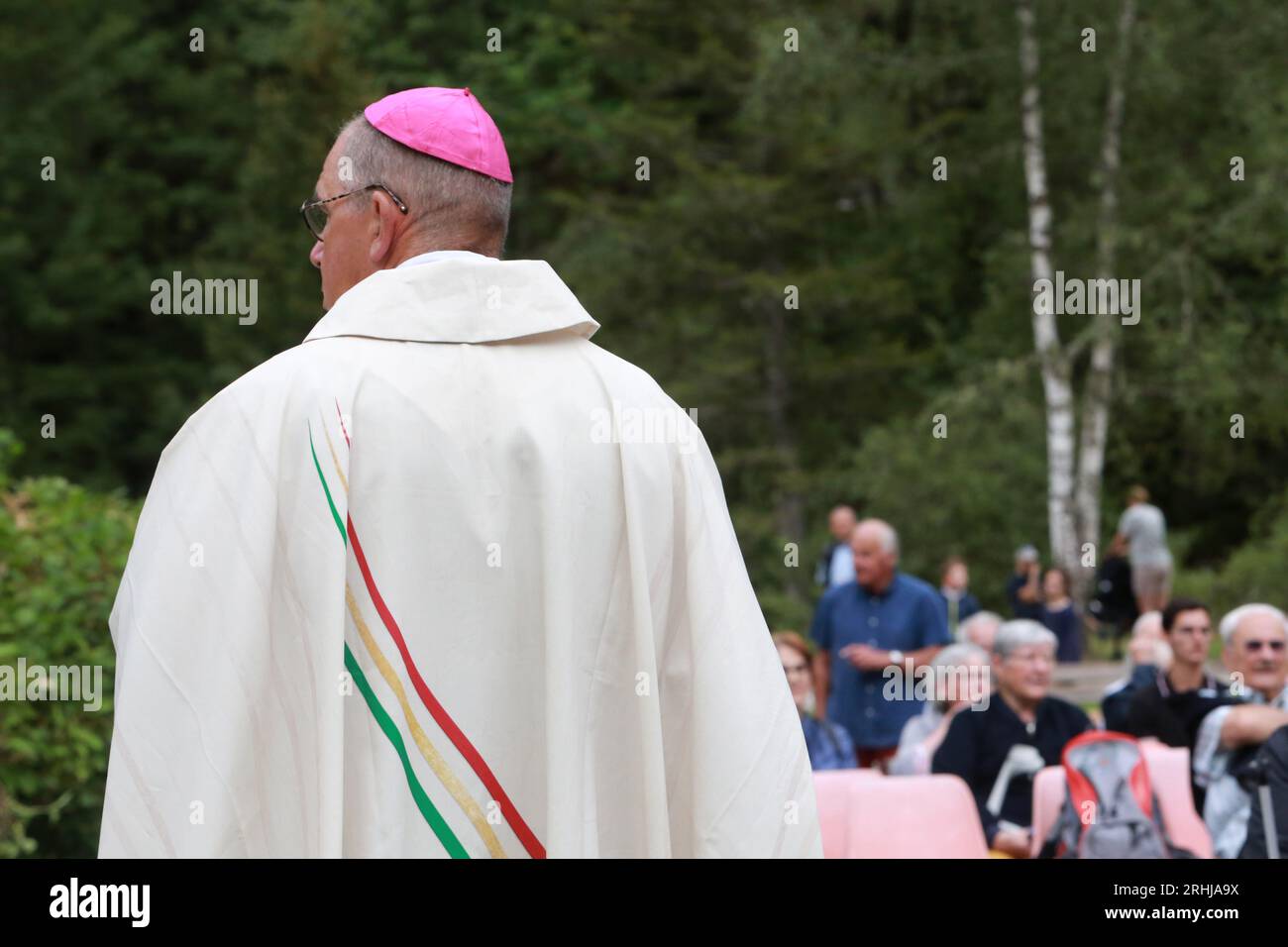 Monseigneur Matthieu Rougé, évêque de Nanterre. Messe de l'Assomption. Eglise Notre-Dame de la Gorge. Les Contamines-Montjoie. Haute-Savoie. Auvergne Foto Stock