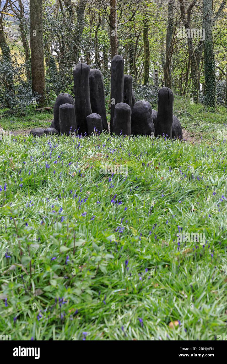 "Black Mound" di David Nash RA in mostra ai Tremenheere Sculpture Gardens vicino a Penzance, Cornovaglia, Inghilterra, Regno Unito Foto Stock