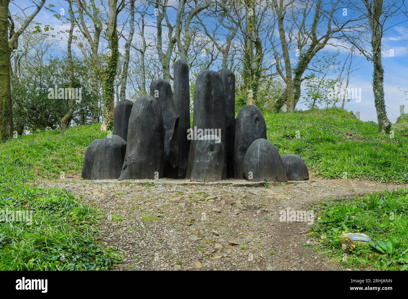 "Black Mound" di David Nash RA in mostra ai Tremenheere Sculpture Gardens vicino a Penzance, Cornovaglia, Inghilterra, Regno Unito Foto Stock