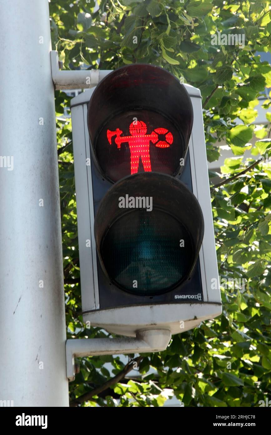 "Uomo rosso" sotto forma di vichingo all'attraversamento pedonale, Aarhus, Danimarca. Foto Stock