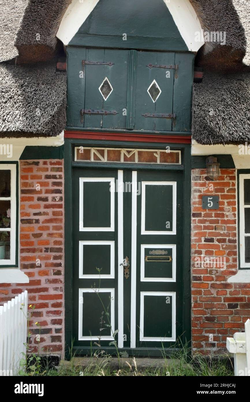 Porta d'ingresso in legno nel tradizionale cottage con tetto in paglia nel villaggio di Sønderho, Fano / Isola di Fanø, Danimarca. Foto Stock