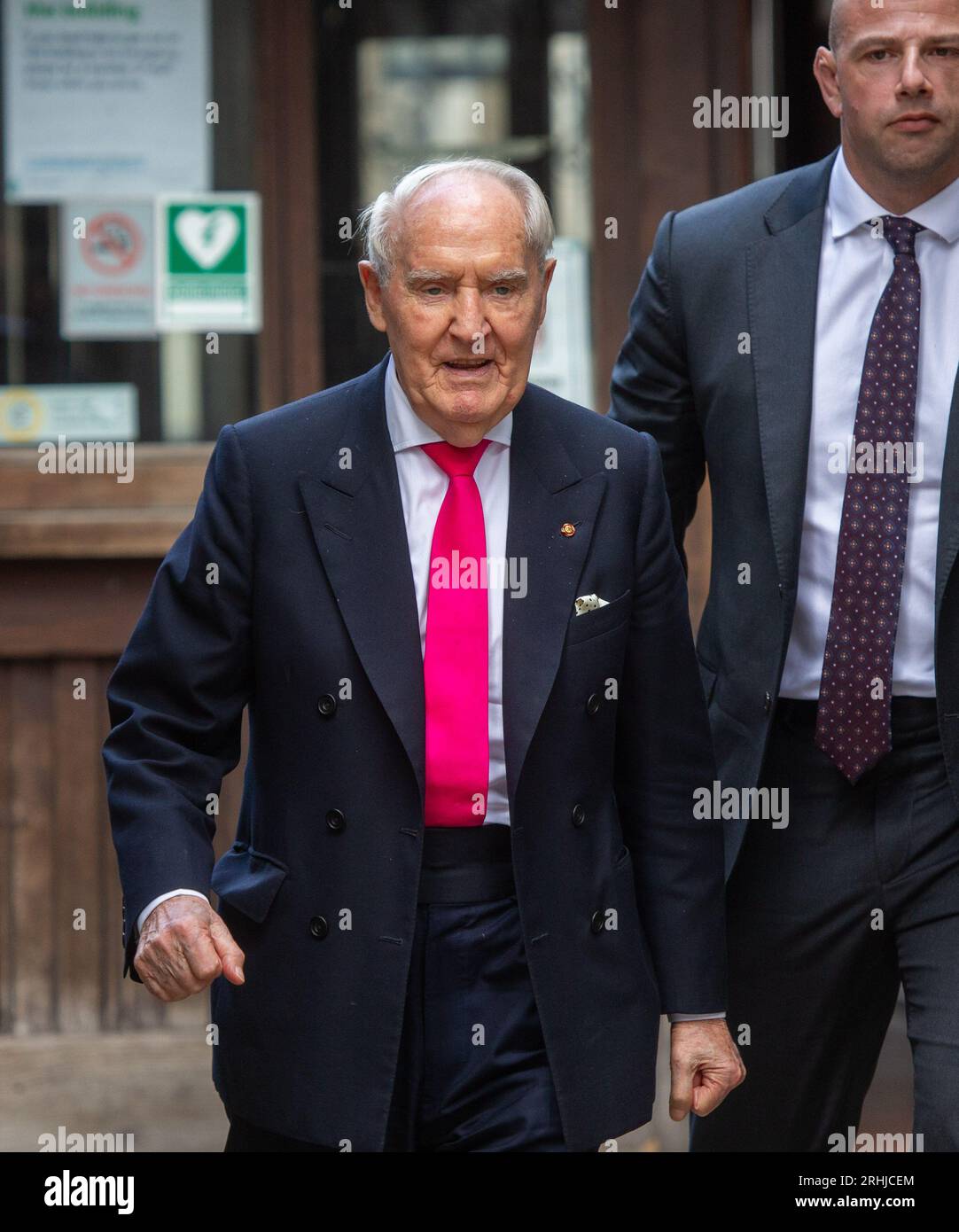 Londra, Regno Unito. 17 agosto 2023. Il miliardario britannico Sir Frederick Barclay è visto arrivare alla Royal Courts of Justice per essere processato per non aver pagato i soldi dell'accordo di divorzio all'ex moglie. Credito: Tayfun salci / Alamy Live News Foto Stock