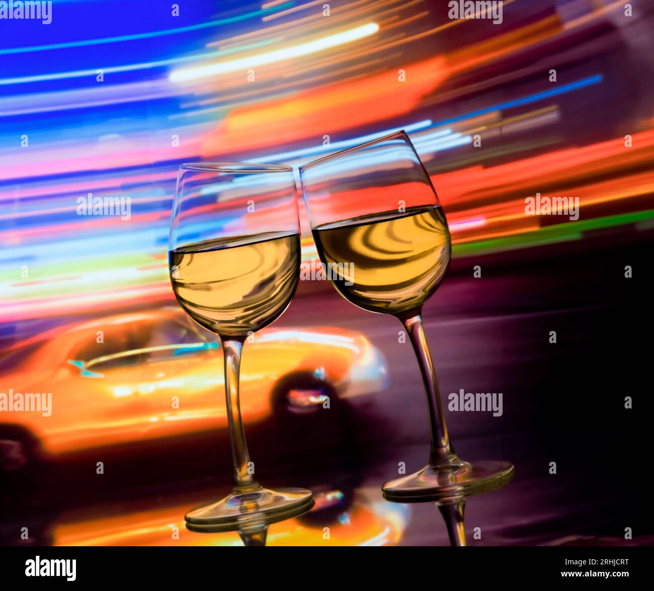New York Manhattan Speed Blur concetto di bar affollato, due bicchieri da vino bianchi si appoggiano insieme a un taxi giallo sfocato e strisce di luci al neon dietro. Times Square New York City USA Foto Stock