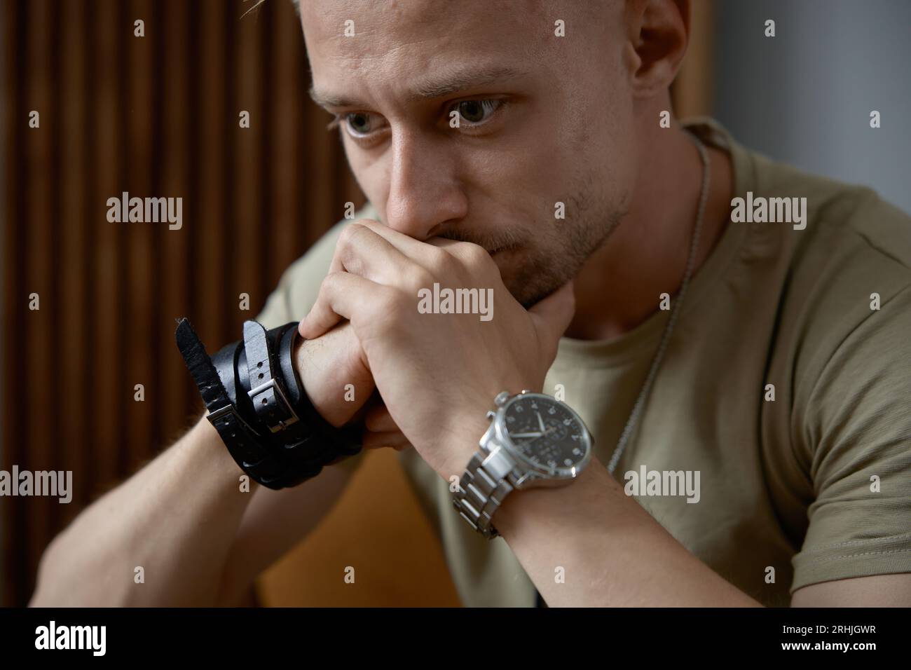 Ritratto ravvicinato di un militare emotivo che prova stress Foto Stock