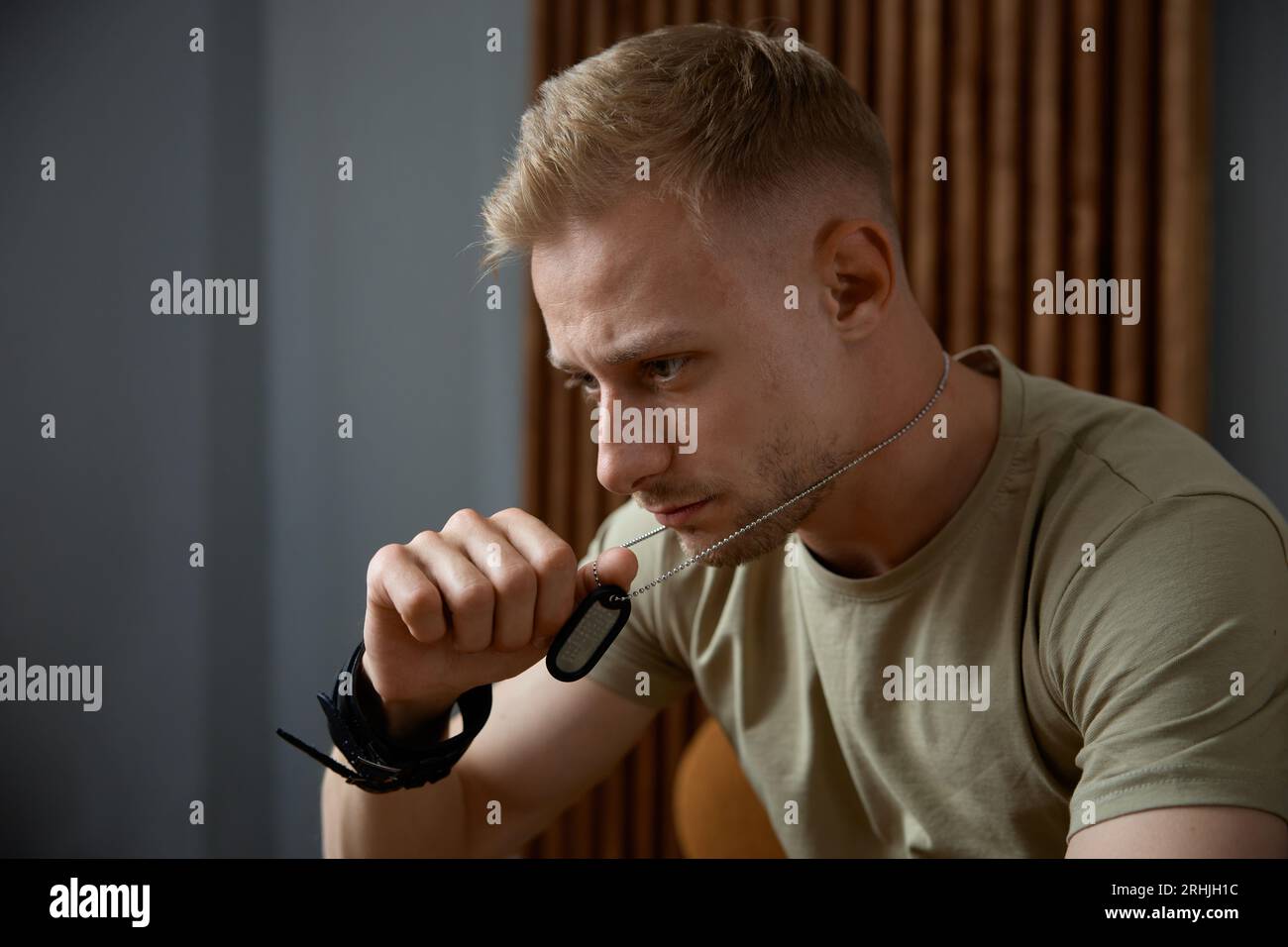 Ritratto ravvicinato di un militare emotivo che prova stress Foto Stock