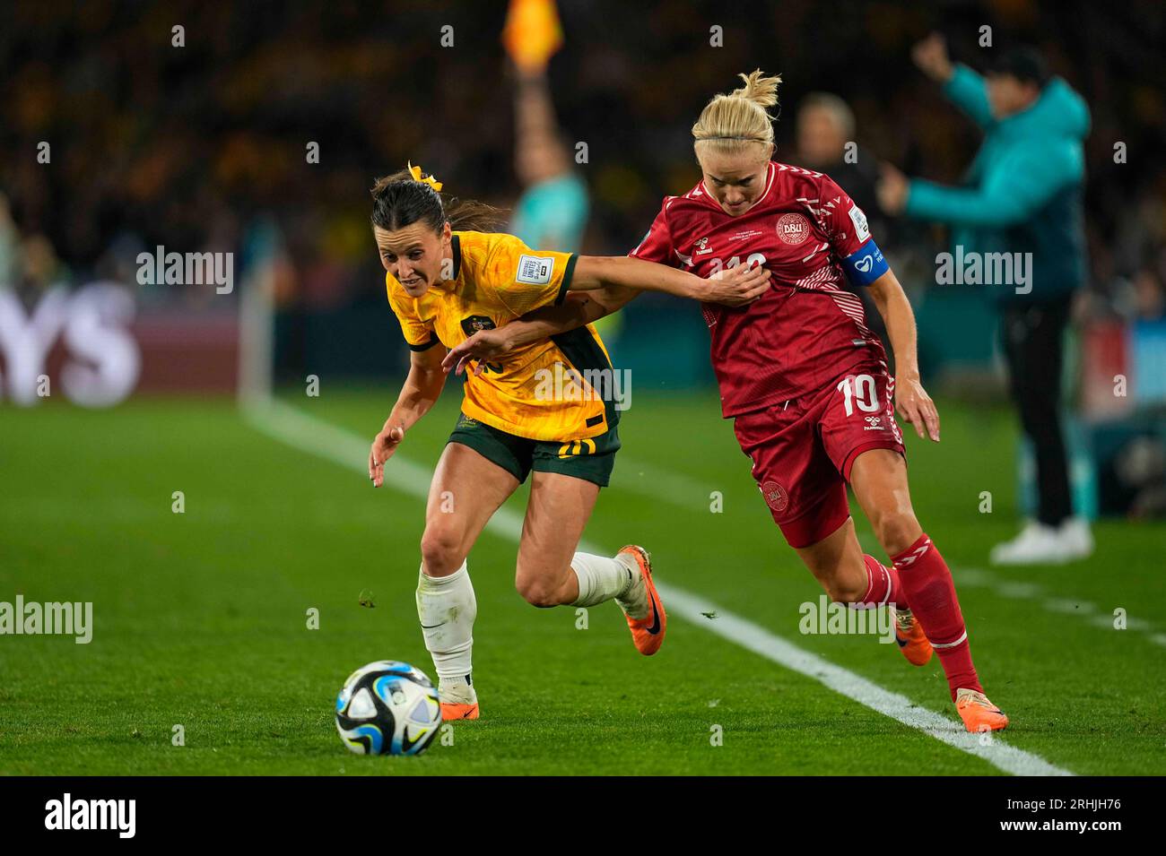 7 agosto 2023: Sam Kerr (Australia) e Pernille Harder (Danimarca) si scontrano per il pallone durante una Roudn di sedici partite della Coppa del mondo femminile FIFA, Australia contro Danimarca, allo stadio Emirates di Sydney, Australia. Kim Price/CSM Foto Stock