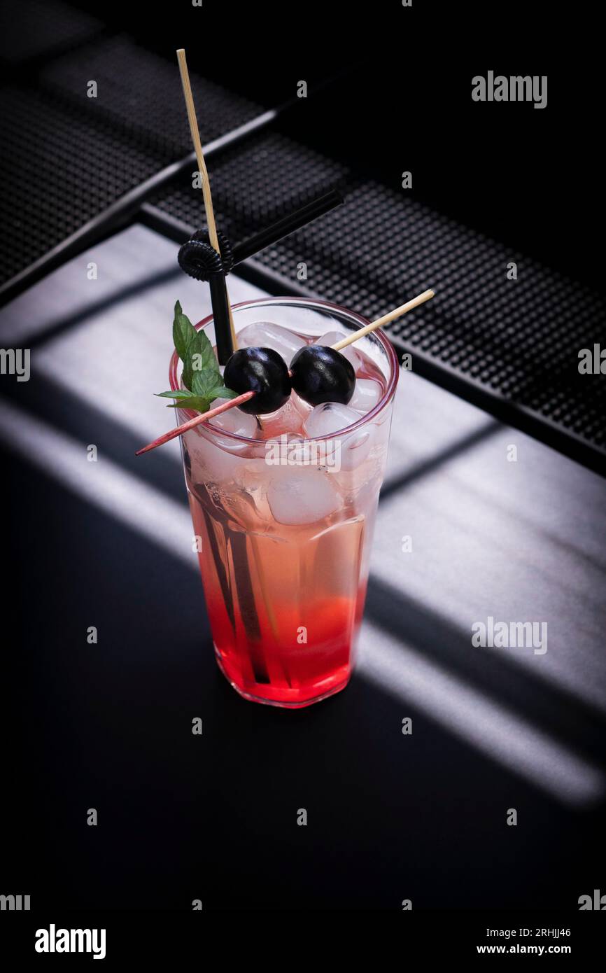 Un cocktail gin fizz fresco e rinfrescante, preparato con ciliegie fresche e succo di lime Foto Stock