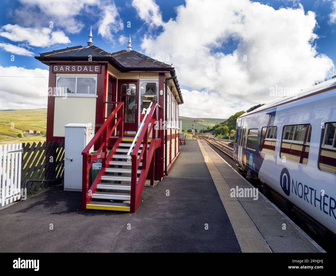 La scatola di segnalazione alla stazione Gasdale Head sulla linea Settle-Carlisle, Yorkshire Dales, Regno Unito. Garsdale Head è la stazione ferroviaria principale più alta del Regno Unito Foto Stock