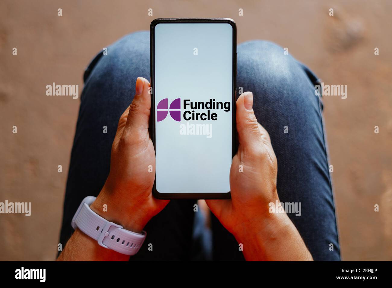 In questa foto, il logo Funding Circle viene visualizzato sullo schermo di uno smartphone. Foto Stock
