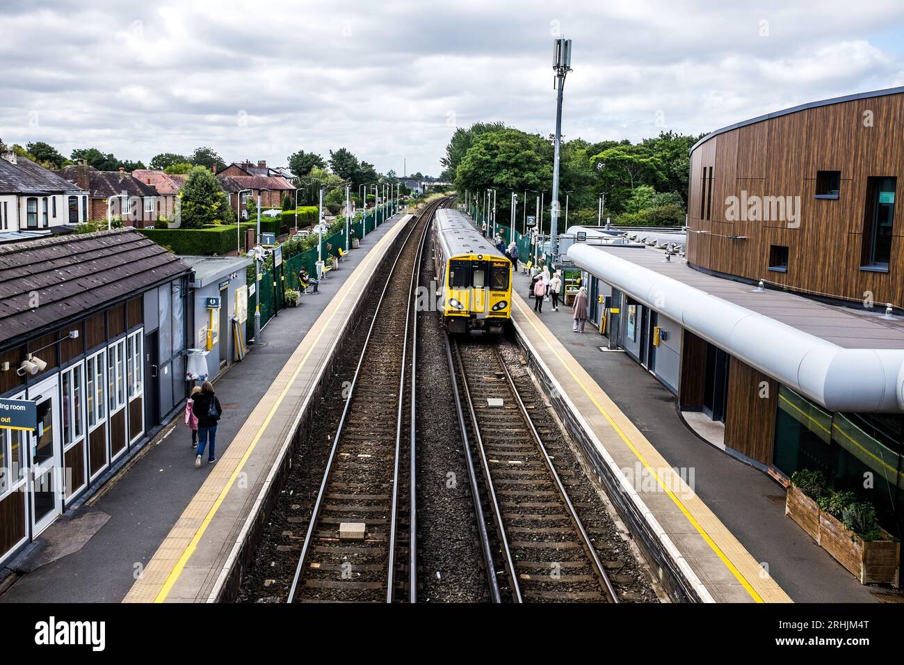 Un treno Merseyrail ti aspetta alla stazione di Ainsdale sulla strada per Southport. Foto Stock