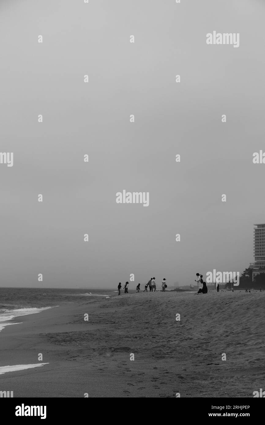 Famiglie che giocano sulla spiaggia, Gangneung Beach, Corea del Sud, 2023 Foto Stock