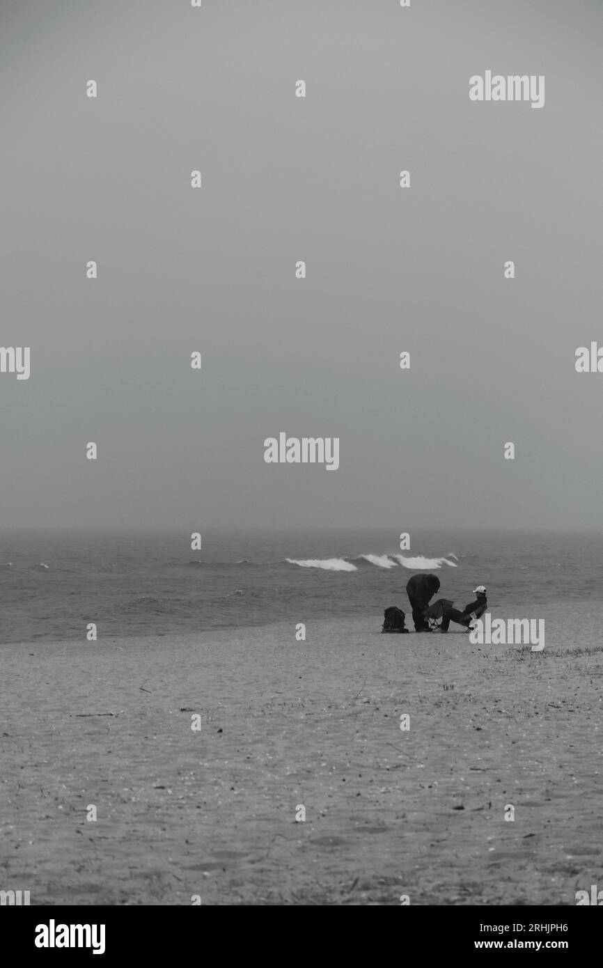 Uomini sulla spiaggia, Gangneung Beach, Corea del Sud, 2023 Foto Stock