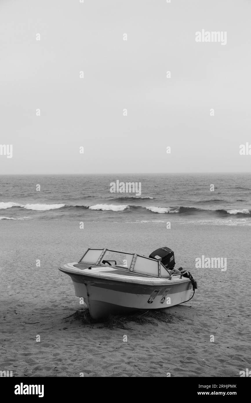 Barca sulla spiaggia, Gangneung Beach, Corea del Sud, 2023 Foto Stock
