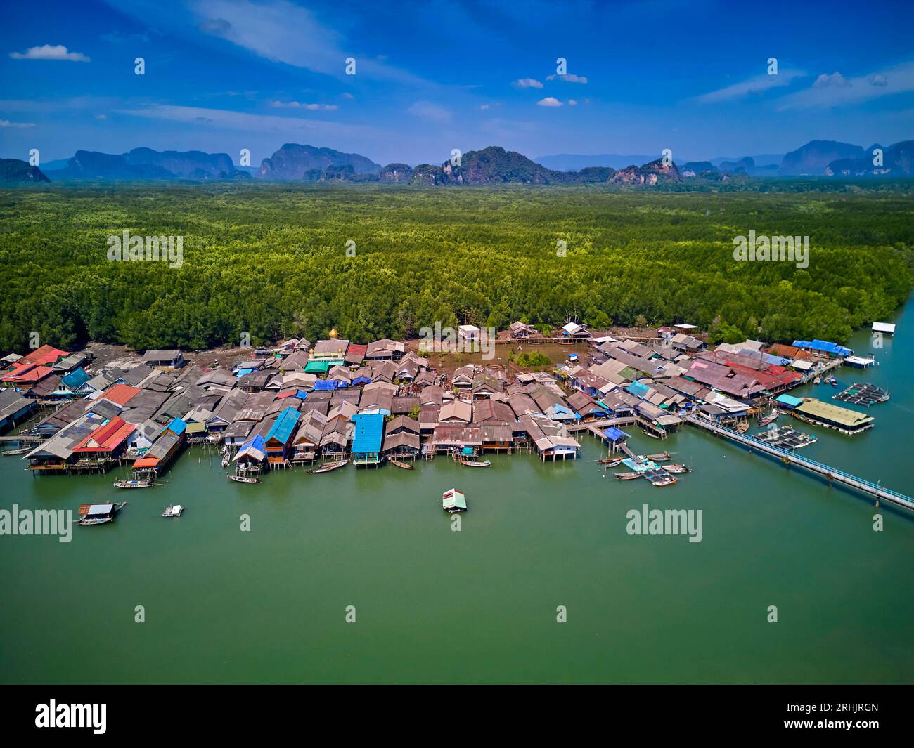 Thailandia, baia di Phang Nga, villaggio di pescatori flotting di Ban Bang Phat Foto Stock