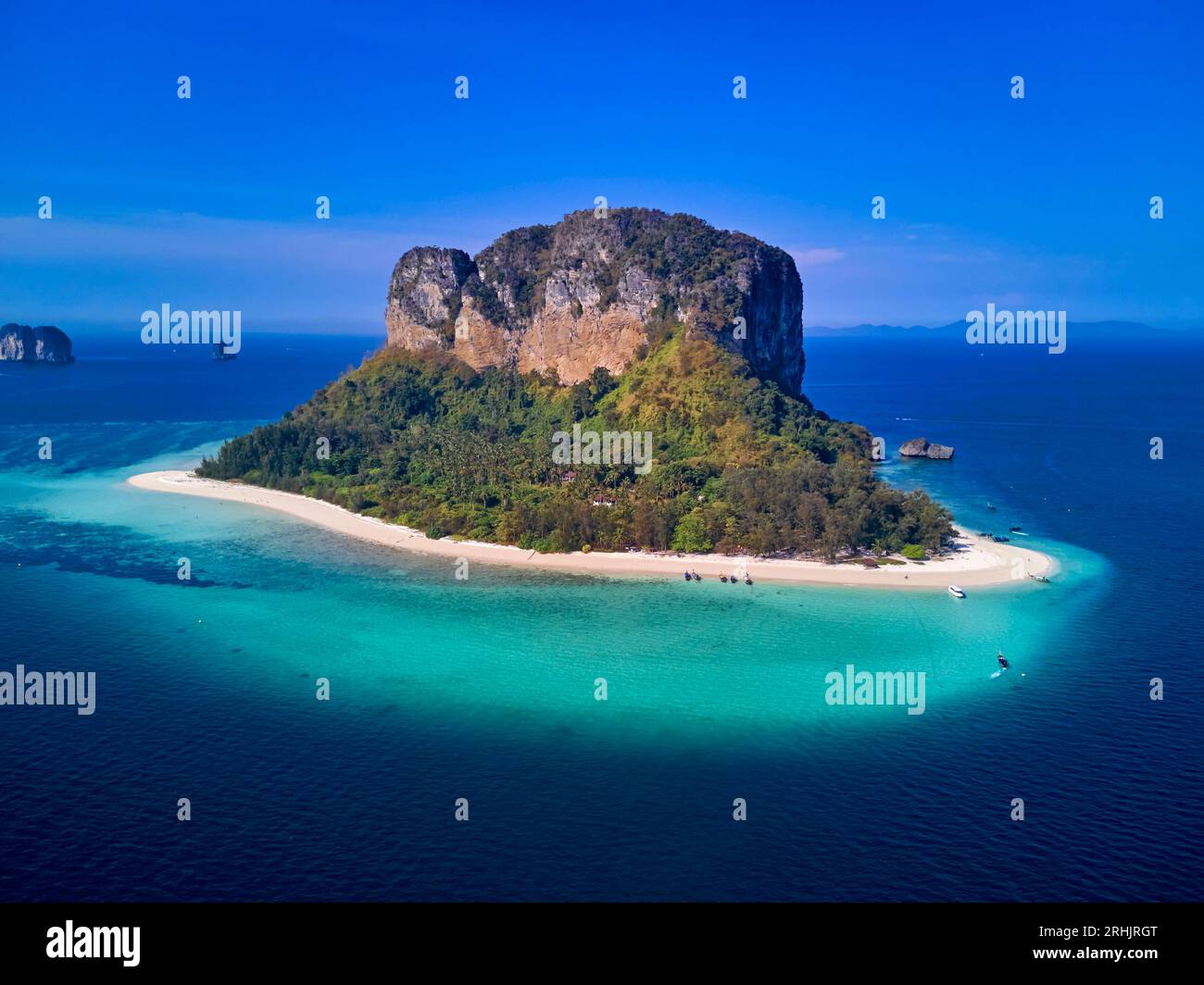 Thailandia, provincia di Krabi, vista aerea dell'isola di Ko Poda Foto Stock
