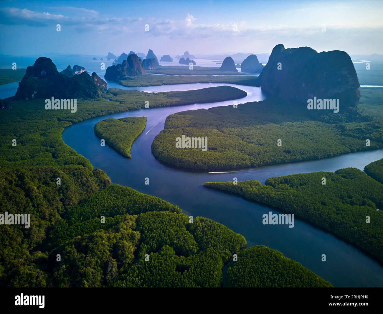 Thailandia, Baia di Phang Nga, parco nazionale di Ao Phang Nga, vista aerea Foto Stock
