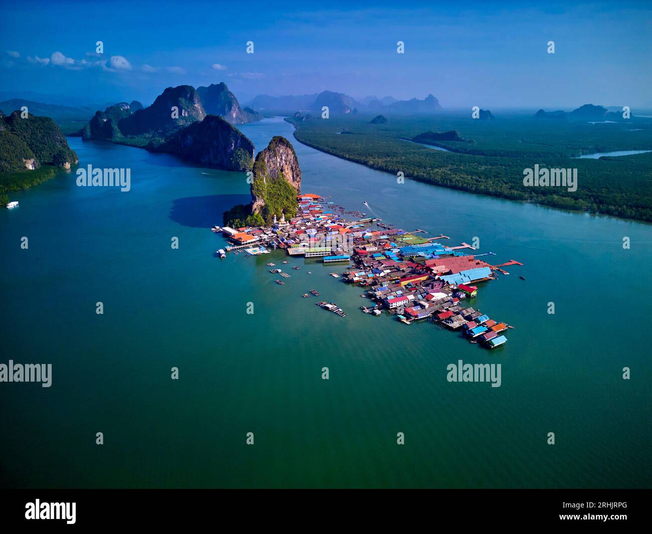 Thailandia, baia di Phang Nga, parco nazionale di Ao Phang Nga, vista aerea del villaggio di pescatori musulmani in flotting di Ko Panyee Foto Stock