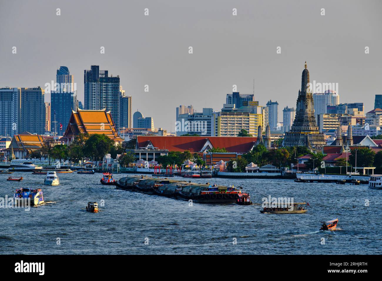 Thailandia, Bangkok, paesaggio urbano e fiume Chao Phraya Foto Stock