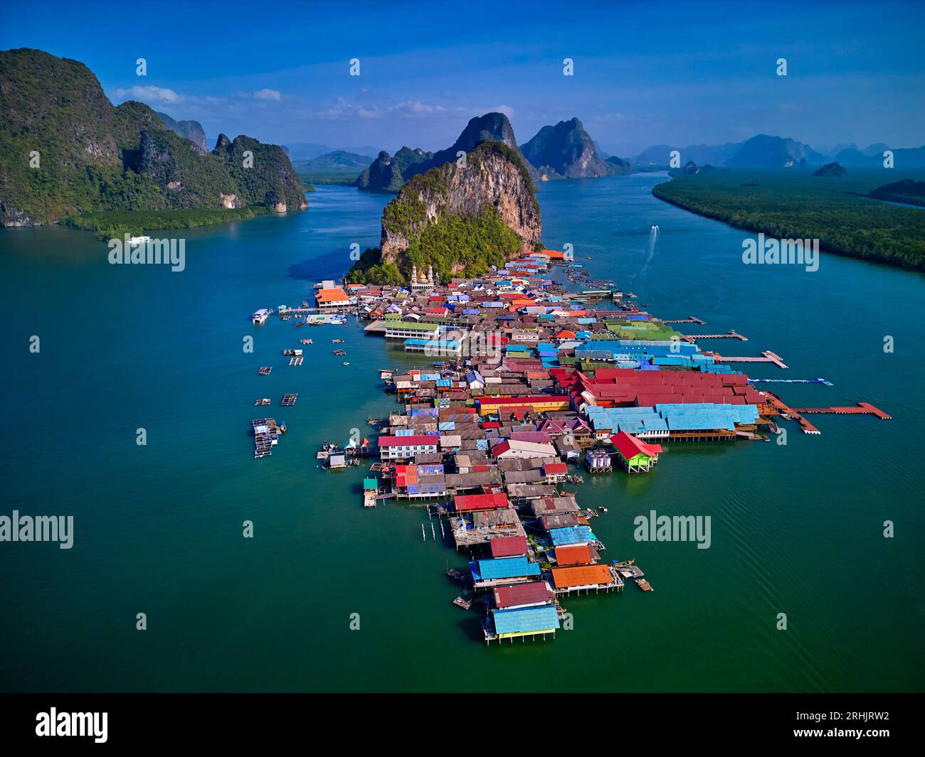 Thailandia, baia di Phang Nga, parco nazionale di Ao Phang Nga, vista aerea del villaggio di pescatori musulmani in flotting di Ko Panyee Foto Stock