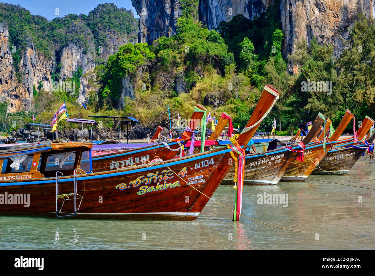 Thailandia, provincia di Krabi, Thailandia, provincia di Krabi, barca a coda lunga sulla spiaggia di Railay Foto Stock