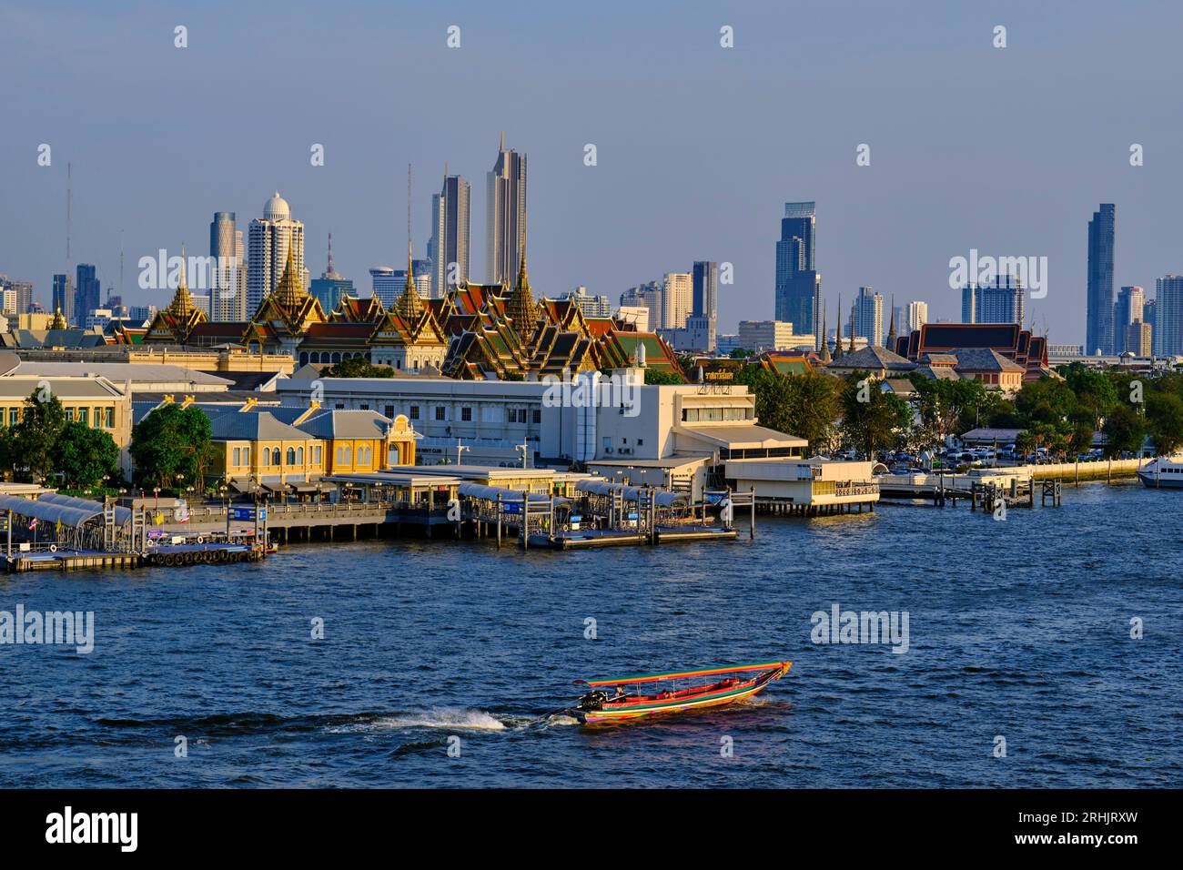 Thailandia, Bangkok, paesaggio urbano e fiume Chao Phraya Foto Stock