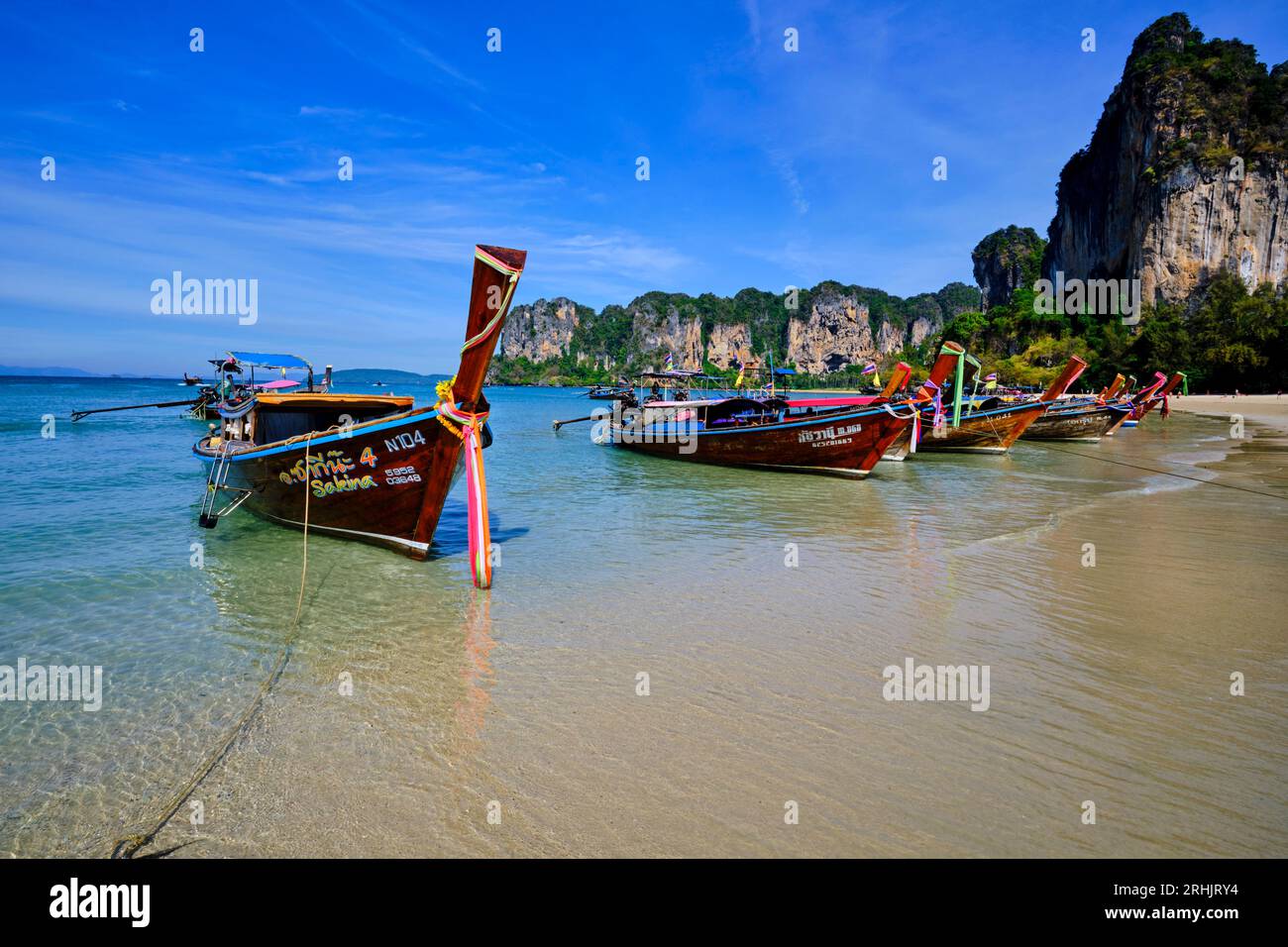 Thailandia, provincia di Krabi, Thailandia, provincia di Krabi, barca a coda lunga sulla spiaggia di Railay Foto Stock