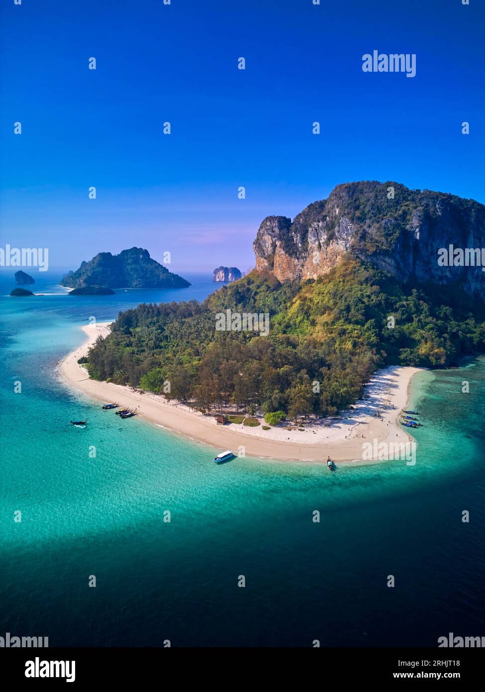 Thailandia, provincia di Krabi, vista aerea dell'isola di Ko Poda Foto Stock