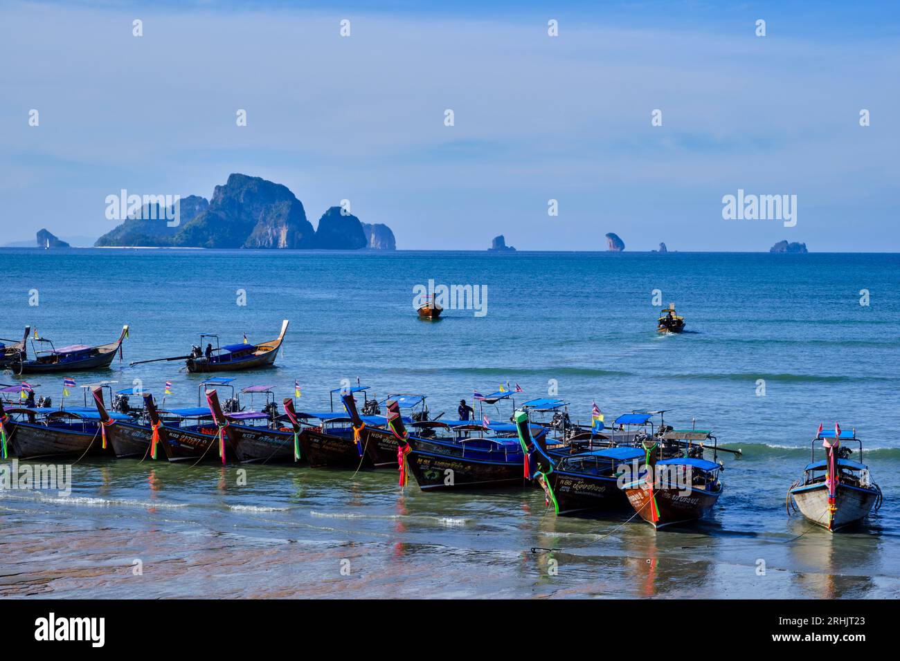 Thailandia, provincia di Krabi, barca a coda lunga sulla spiaggia di Krabi Foto Stock
